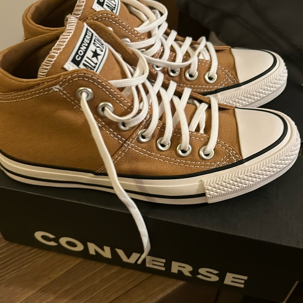 NWT Women’s Converse Madison Mid Top 5.5